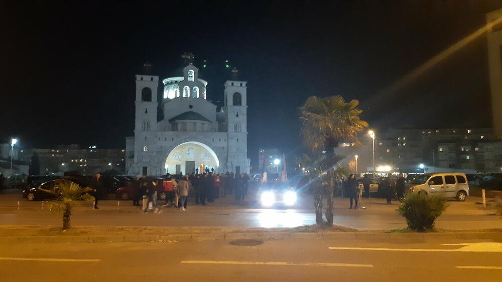 <p>Među okupljenim građanima su i funkcioneri Demokratske Crne Gore, Ujedinjene Crne Gore, Prave Crne Gore, kao i ministri ekonomskog razvoja i finansija i socijalnog staranja Jakov Milatović i Milojko Spajić</p>