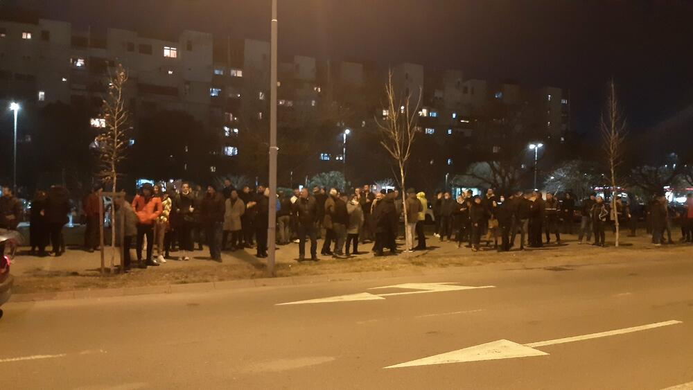 <p>Među okupljenim građanima su i funkcioneri Demokratske Crne Gore, Ujedinjene Crne Gore, Prave Crne Gore, kao i ministri ekonomskog razvoja i finansija i socijalnog staranja Jakov Milatović i Milojko Spajić</p>