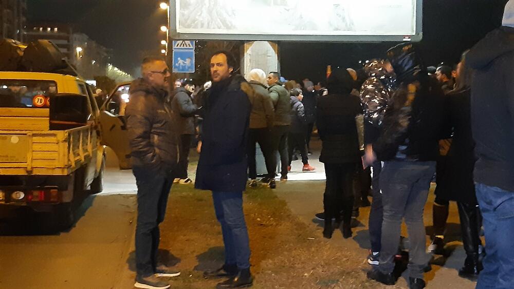 <p>Među okupljenim građanima su i funkcioneri Demokratske Crne Gore, Ujedinjene Crne Gore, Prave Crne Gore, kao i ministri ekonomskog razvoja i finansija i socijalnog staranja Jakov Milatović i Milojko Spajić</p>