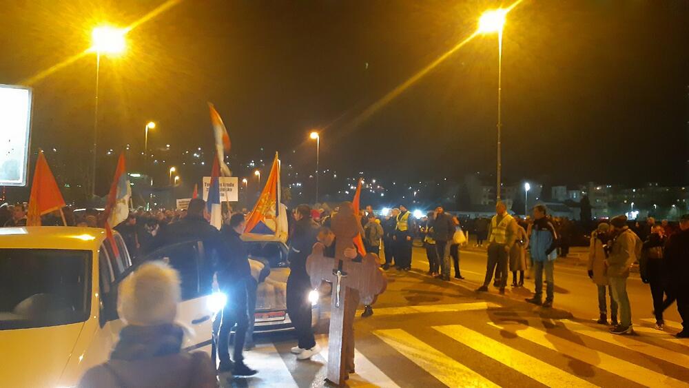 <p>Među okupljenim građanima su i funkcioneri Demokratske Crne Gore, Ujedinjene Crne Gore, Prave Crne Gore, kao i ministri ekonomskog razvoja i finansija i socijalnog staranja Jakov Milatović i Milojko Spajić</p>