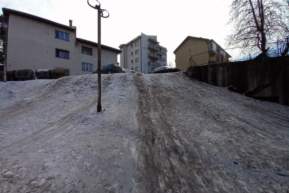 Staza za sankanje kraj toplane gotovo crna, Foto: Goran Malidžan