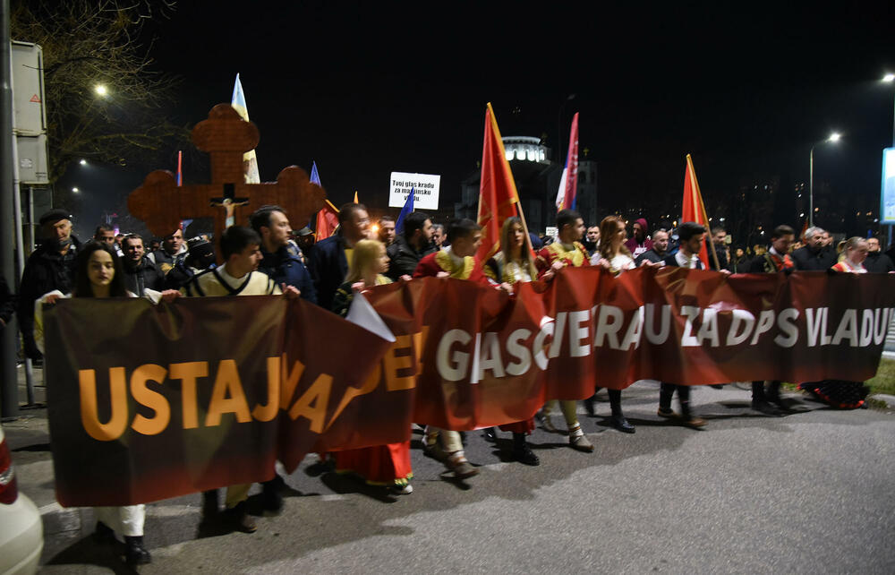 <p>Među okupljenim građanima su i funkcioneri Demokratske Crne Gore, Ujedinjene Crne Gore, Prave Crne Gore, kao i ministri ekonomskog razvoja i finansija i socijalnog staranja Jakov Milatović i Milojko Spajić</p>