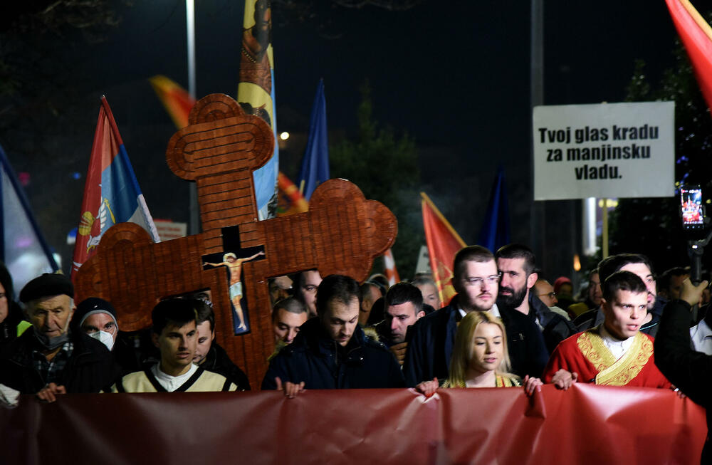 <p>Među okupljenim građanima su i funkcioneri Demokratske Crne Gore, Ujedinjene Crne Gore, Prave Crne Gore, kao i ministri ekonomskog razvoja i finansija i socijalnog staranja Jakov Milatović i Milojko Spajić</p>