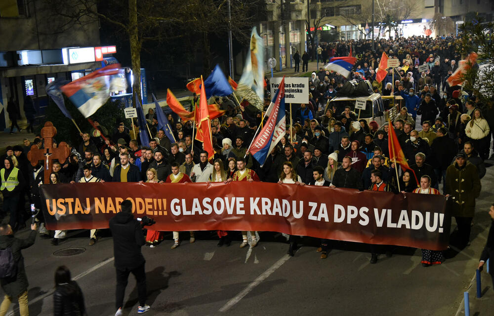 <p>Među okupljenim građanima su i funkcioneri Demokratske Crne Gore, Ujedinjene Crne Gore, Prave Crne Gore, kao i ministri ekonomskog razvoja i finansija i socijalnog staranja Jakov Milatović i Milojko Spajić</p>