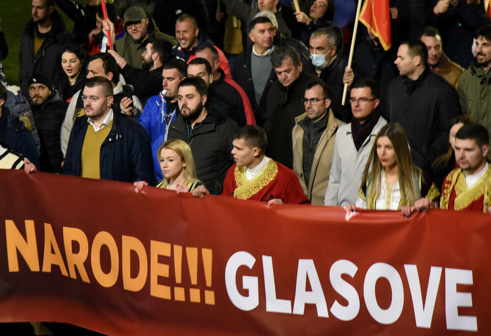 <p>Među okupljenim građanima su i funkcioneri Demokratske Crne Gore, Ujedinjene Crne Gore, Prave Crne Gore, kao i ministri ekonomskog razvoja i finansija i socijalnog staranja Jakov Milatović i Milojko Spajić</p>