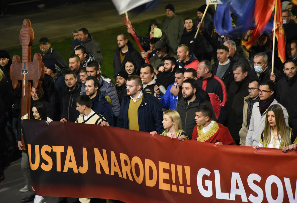 <p>Među okupljenim građanima su i funkcioneri Demokratske Crne Gore, Ujedinjene Crne Gore, Prave Crne Gore, kao i ministri ekonomskog razvoja i finansija i socijalnog staranja Jakov Milatović i Milojko Spajić</p>