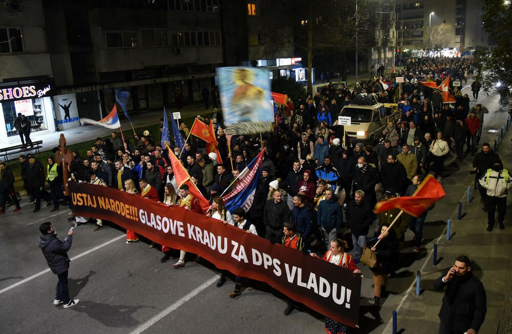 <p>Među okupljenim građanima su i funkcioneri Demokratske Crne Gore, Ujedinjene Crne Gore, Prave Crne Gore, kao i ministri ekonomskog razvoja i finansija i socijalnog staranja Jakov Milatović i Milojko Spajić</p>