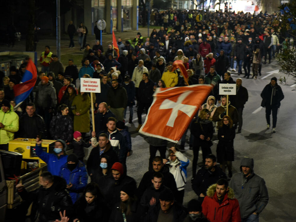 <p>Među okupljenim građanima su i funkcioneri Demokratske Crne Gore, Ujedinjene Crne Gore, Prave Crne Gore, kao i ministri ekonomskog razvoja i finansija i socijalnog staranja Jakov Milatović i Milojko Spajić</p>