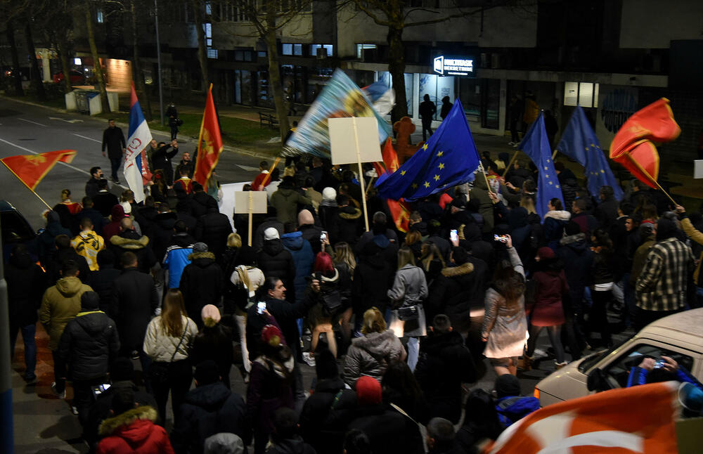 <p>Među okupljenim građanima su i funkcioneri Demokratske Crne Gore, Ujedinjene Crne Gore, Prave Crne Gore, kao i ministri ekonomskog razvoja i finansija i socijalnog staranja Jakov Milatović i Milojko Spajić</p>