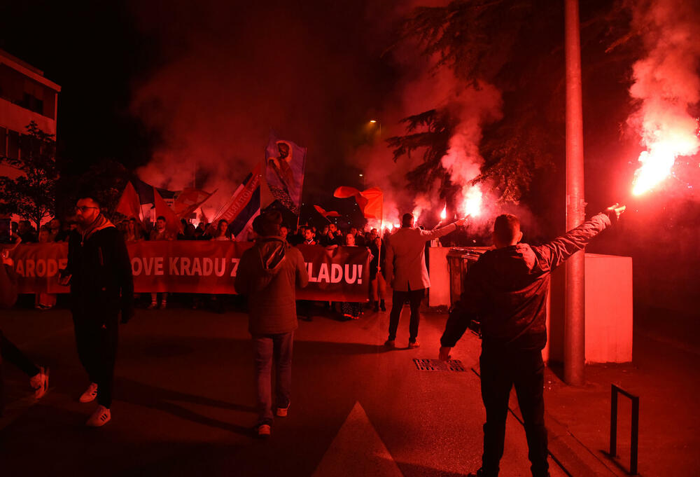 <p>Među okupljenim građanima su i funkcioneri Demokratske Crne Gore, Ujedinjene Crne Gore, Prave Crne Gore, kao i ministri ekonomskog razvoja i finansija i socijalnog staranja Jakov Milatović i Milojko Spajić</p>