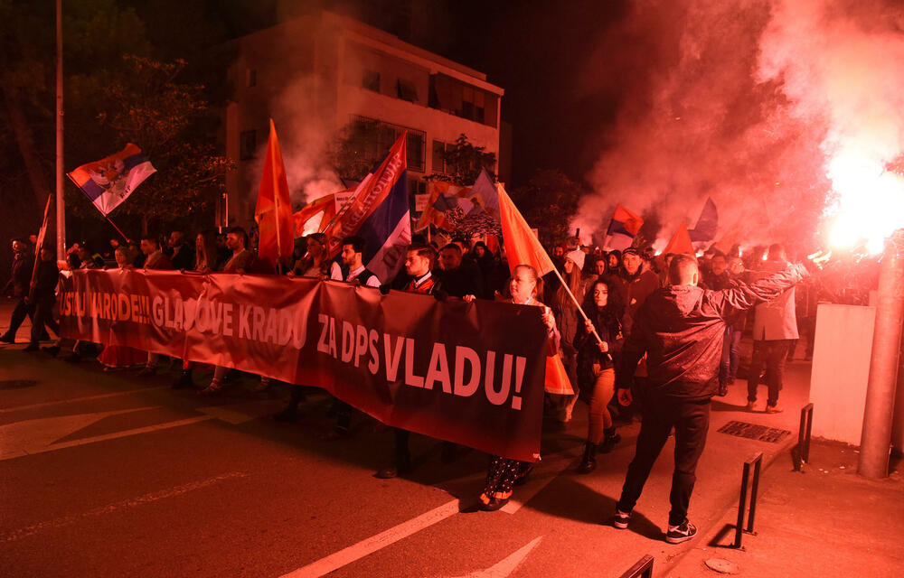 <p>Među okupljenim građanima su i funkcioneri Demokratske Crne Gore, Ujedinjene Crne Gore, Prave Crne Gore, kao i ministri ekonomskog razvoja i finansija i socijalnog staranja Jakov Milatović i Milojko Spajić</p>