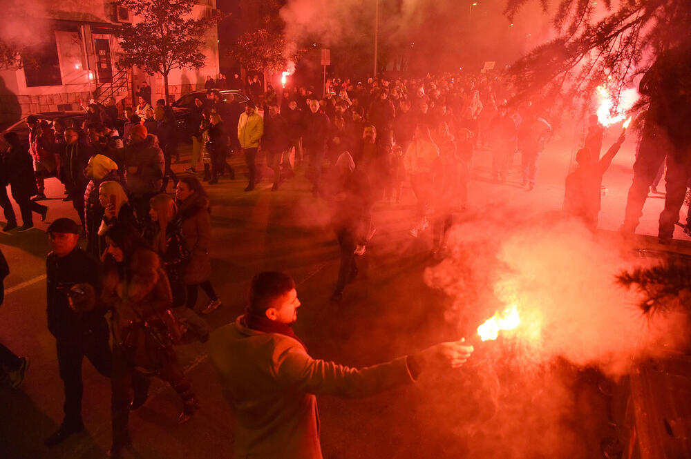 <p>Među okupljenim građanima su i funkcioneri Demokratske Crne Gore, Ujedinjene Crne Gore, Prave Crne Gore, kao i ministri ekonomskog razvoja i finansija i socijalnog staranja Jakov Milatović i Milojko Spajić</p>