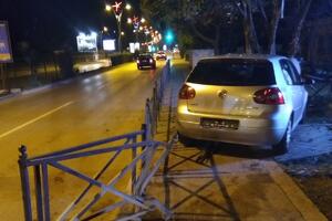 Budva: Vozilom probio ogradu i završio na trotoaru