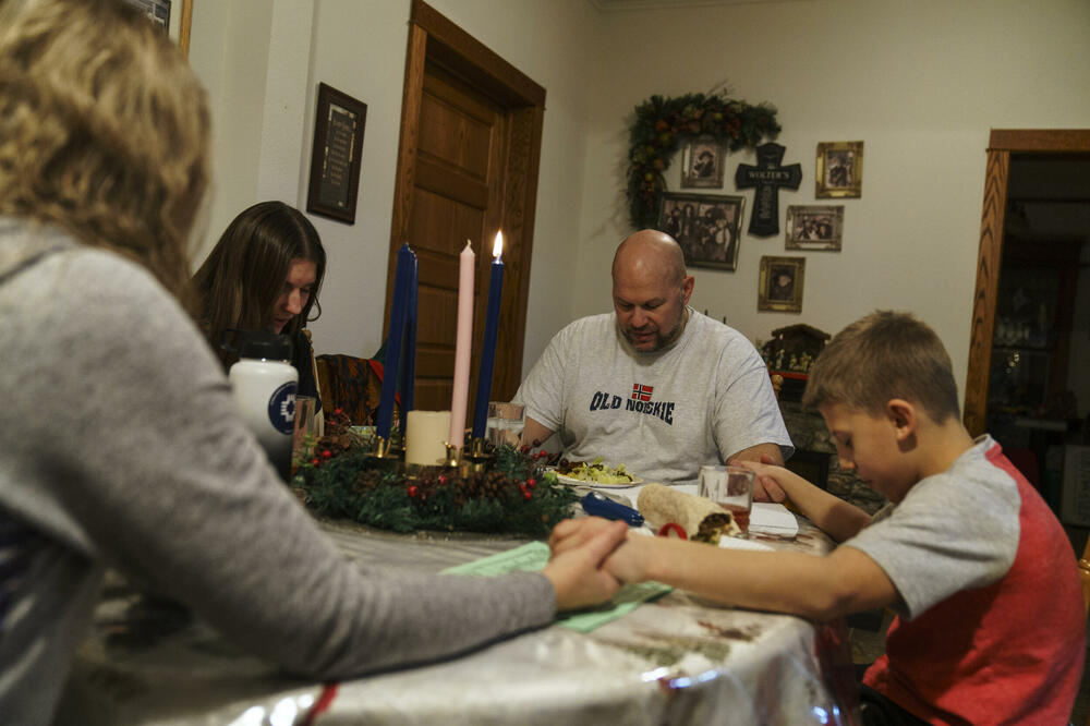 Džejson Volter moli se sa porodicom prije večere, Foto: BETA/AP