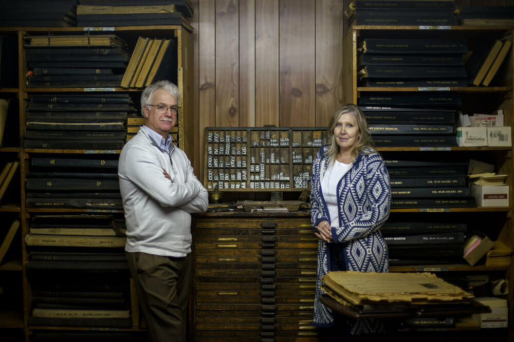 Rid Anfinson urednik 'Monitor njuza' sa suprugom i poslovnom partnerkom šeli