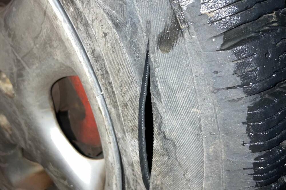 Iscijepane gume, Foto: Ujedinjena Crna Gora