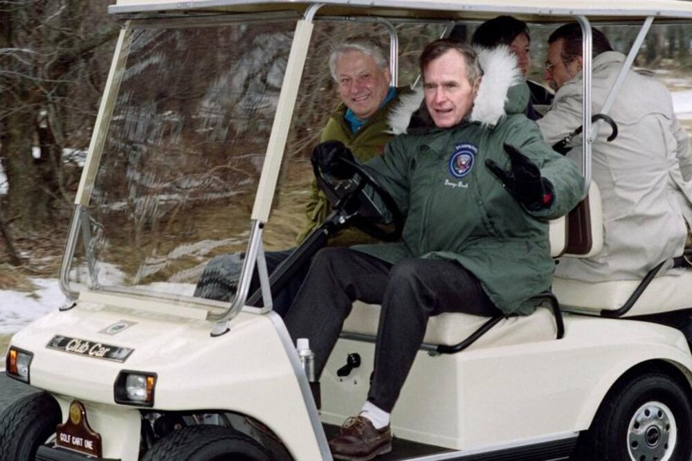 Jeljcin (lijevo) i Buš (za volanom) u Merilendu 1. februara 1992. godine, kada su potpisali kraj Hladnog rata, Foto: PAUL J. RICHARDS/Getty Images