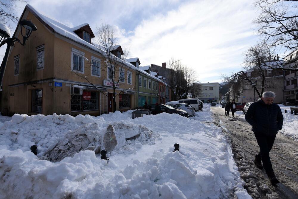 <p>Prema zvaničnim podacima visina sniježnog pokrivača na Cetinju je 33 centimetra. Mnogi Cetinjani iskoristili su sunčan dan za šetnju, a bilo je i onih koji su sa lopatama u rukama čistili prilaze kućama, ili uklanjali snijeg sa svojih automobila. U galeriji pogledajte šta je danas na Cetinju zabilježio naš fotoreporter Boris Pejović.</p>