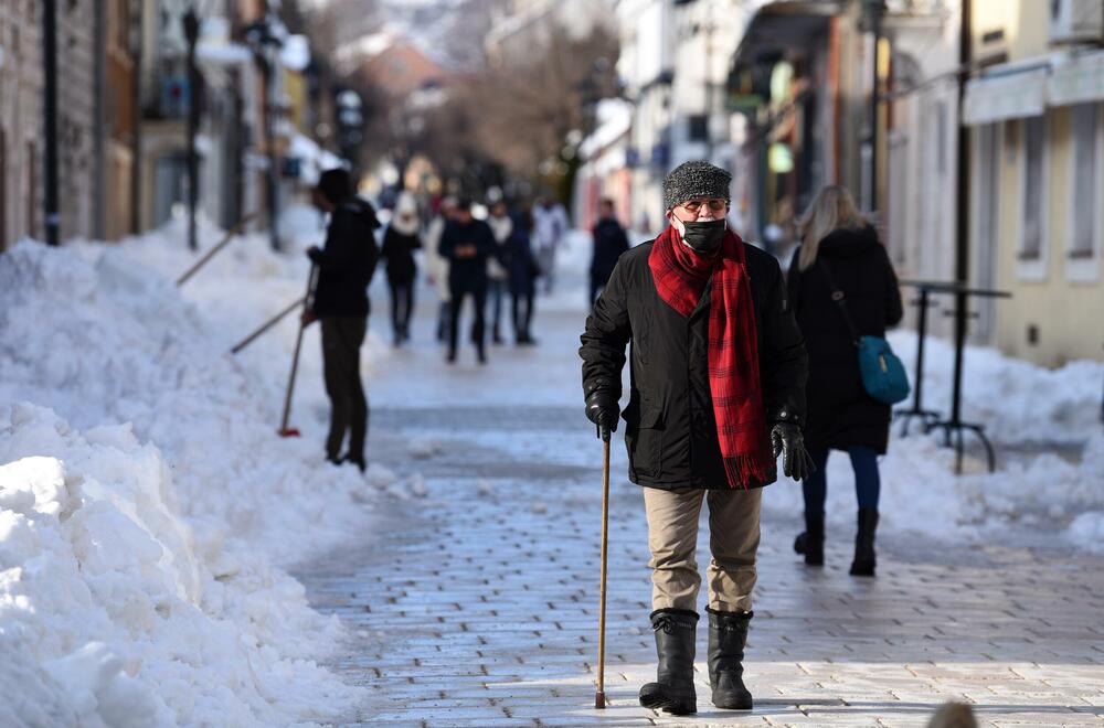 <p>Prema zvaničnim podacima visina sniježnog pokrivača na Cetinju je 33 centimetra. Mnogi Cetinjani iskoristili su sunčan dan za šetnju, a bilo je i onih koji su sa lopatama u rukama čistili prilaze kućama, ili uklanjali snijeg sa svojih automobila. U galeriji pogledajte šta je danas na Cetinju zabilježio naš fotoreporter Boris Pejović.</p>