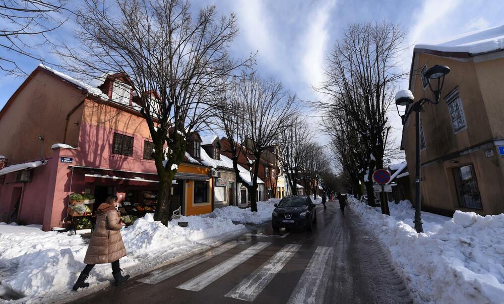 <p>Prema zvaničnim podacima visina sniježnog pokrivača na Cetinju je 33 centimetra. Mnogi Cetinjani iskoristili su sunčan dan za šetnju, a bilo je i onih koji su sa lopatama u rukama čistili prilaze kućama, ili uklanjali snijeg sa svojih automobila. U galeriji pogledajte šta je danas na Cetinju zabilježio naš fotoreporter Boris Pejović.</p>