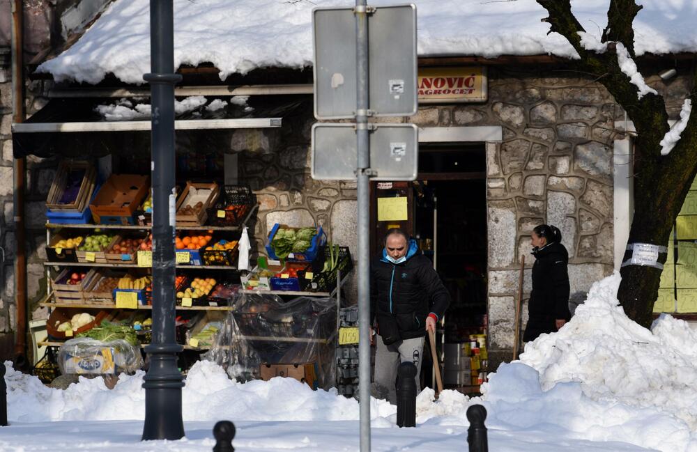 <p>Prema zvaničnim podacima visina sniježnog pokrivača na Cetinju je 33 centimetra. Mnogi Cetinjani iskoristili su sunčan dan za šetnju, a bilo je i onih koji su sa lopatama u rukama čistili prilaze kućama, ili uklanjali snijeg sa svojih automobila. U galeriji pogledajte šta je danas na Cetinju zabilježio naš fotoreporter Boris Pejović.</p>