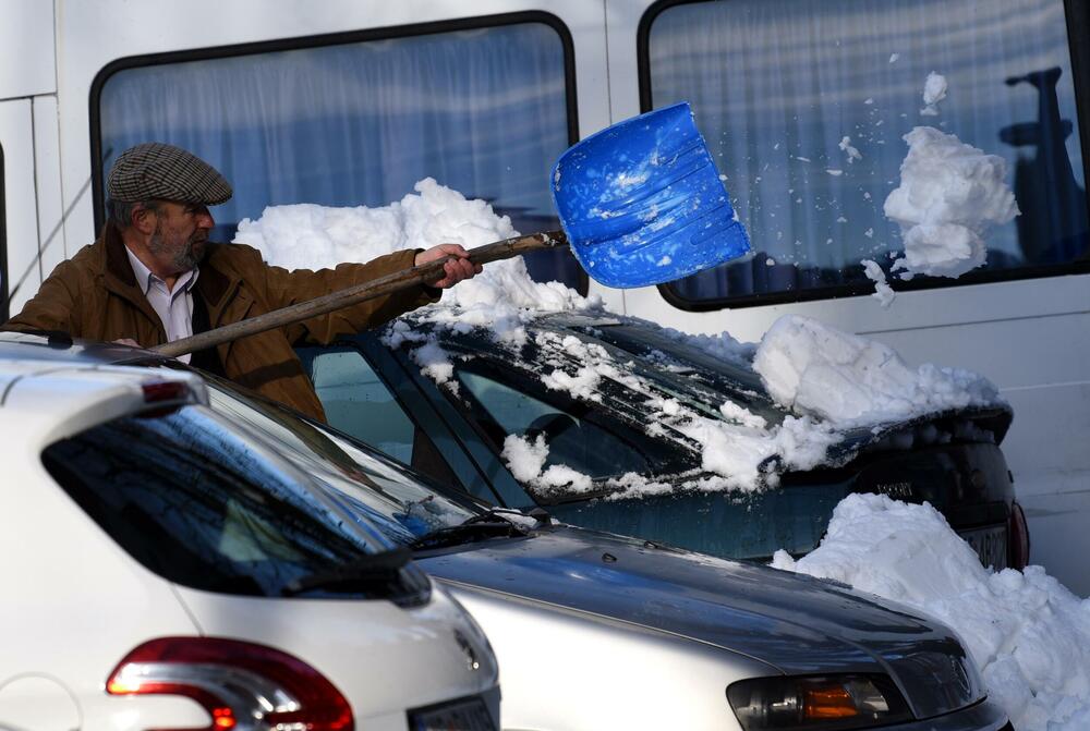 <p>Prema zvaničnim podacima visina sniježnog pokrivača na Cetinju je 33 centimetra. Mnogi Cetinjani iskoristili su sunčan dan za šetnju, a bilo je i onih koji su sa lopatama u rukama čistili prilaze kućama, ili uklanjali snijeg sa svojih automobila. U galeriji pogledajte šta je danas na Cetinju zabilježio naš fotoreporter Boris Pejović.</p>