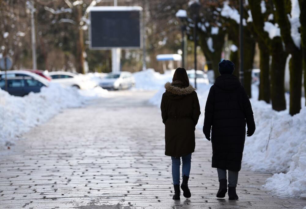 <p>Prema zvaničnim podacima visina sniježnog pokrivača na Cetinju je 33 centimetra. Mnogi Cetinjani iskoristili su sunčan dan za šetnju, a bilo je i onih koji su sa lopatama u rukama čistili prilaze kućama, ili uklanjali snijeg sa svojih automobila. U galeriji pogledajte šta je danas na Cetinju zabilježio naš fotoreporter Boris Pejović.</p>