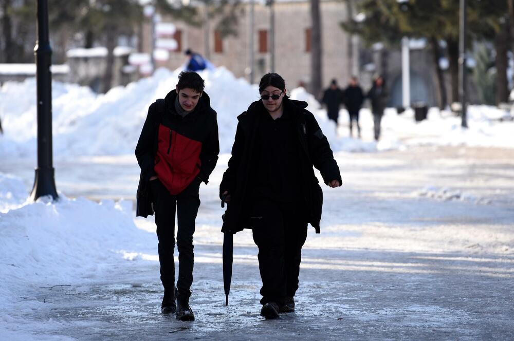 <p>Prema zvaničnim podacima visina sniježnog pokrivača na Cetinju je 33 centimetra. Mnogi Cetinjani iskoristili su sunčan dan za šetnju, a bilo je i onih koji su sa lopatama u rukama čistili prilaze kućama, ili uklanjali snijeg sa svojih automobila. U galeriji pogledajte šta je danas na Cetinju zabilježio naš fotoreporter Boris Pejović.</p>