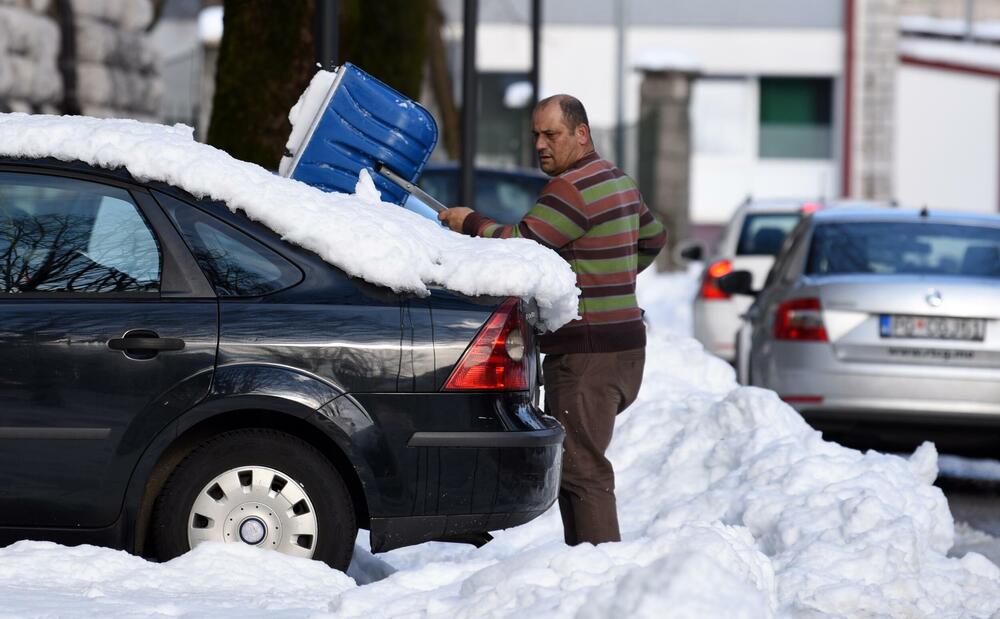 <p>Prema zvaničnim podacima visina sniježnog pokrivača na Cetinju je 33 centimetra. Mnogi Cetinjani iskoristili su sunčan dan za šetnju, a bilo je i onih koji su sa lopatama u rukama čistili prilaze kućama, ili uklanjali snijeg sa svojih automobila. U galeriji pogledajte šta je danas na Cetinju zabilježio naš fotoreporter Boris Pejović.</p>
