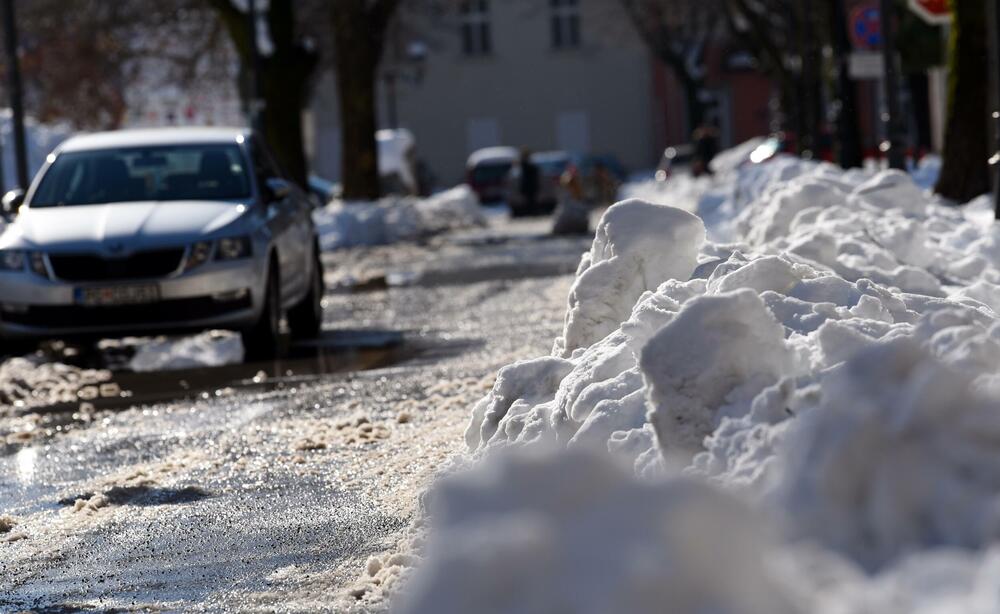 <p>Prema zvaničnim podacima visina sniježnog pokrivača na Cetinju je 33 centimetra. Mnogi Cetinjani iskoristili su sunčan dan za šetnju, a bilo je i onih koji su sa lopatama u rukama čistili prilaze kućama, ili uklanjali snijeg sa svojih automobila. U galeriji pogledajte šta je danas na Cetinju zabilježio naš fotoreporter Boris Pejović.</p>