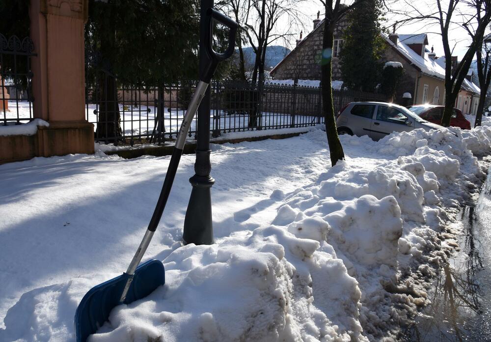 <p>Prema zvaničnim podacima visina sniježnog pokrivača na Cetinju je 33 centimetra. Mnogi Cetinjani iskoristili su sunčan dan za šetnju, a bilo je i onih koji su sa lopatama u rukama čistili prilaze kućama, ili uklanjali snijeg sa svojih automobila. U galeriji pogledajte šta je danas na Cetinju zabilježio naš fotoreporter Boris Pejović.</p>
