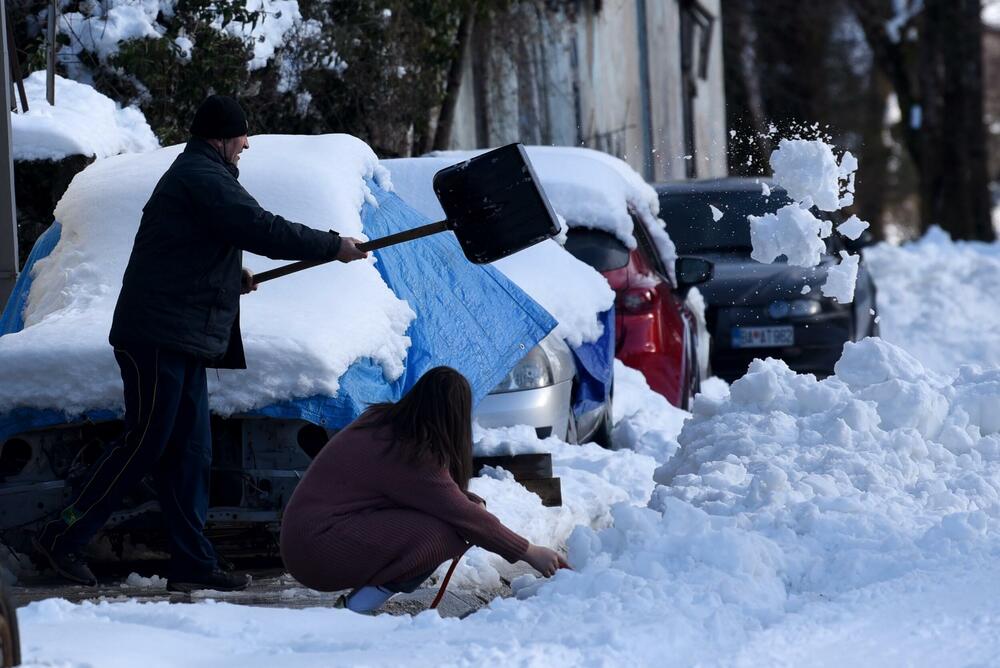 <p>Prema zvaničnim podacima visina sniježnog pokrivača na Cetinju je 33 centimetra. Mnogi Cetinjani iskoristili su sunčan dan za šetnju, a bilo je i onih koji su sa lopatama u rukama čistili prilaze kućama, ili uklanjali snijeg sa svojih automobila. U galeriji pogledajte šta je danas na Cetinju zabilježio naš fotoreporter Boris Pejović.</p>