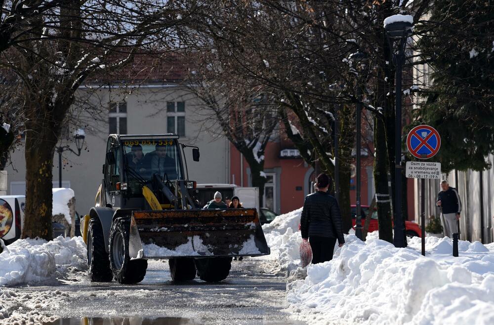 <p>Prema zvaničnim podacima visina sniježnog pokrivača na Cetinju je 33 centimetra. Mnogi Cetinjani iskoristili su sunčan dan za šetnju, a bilo je i onih koji su sa lopatama u rukama čistili prilaze kućama, ili uklanjali snijeg sa svojih automobila. U galeriji pogledajte šta je danas na Cetinju zabilježio naš fotoreporter Boris Pejović.</p>