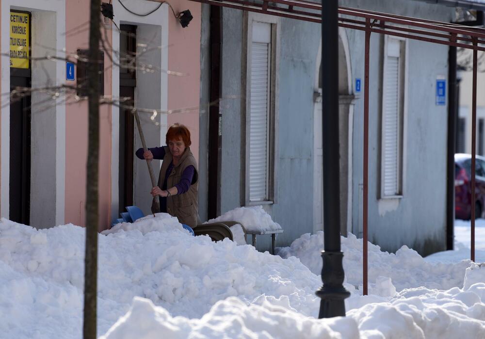 <p>Prema zvaničnim podacima visina sniježnog pokrivača na Cetinju je 33 centimetra. Mnogi Cetinjani iskoristili su sunčan dan za šetnju, a bilo je i onih koji su sa lopatama u rukama čistili prilaze kućama, ili uklanjali snijeg sa svojih automobila. U galeriji pogledajte šta je danas na Cetinju zabilježio naš fotoreporter Boris Pejović.</p>