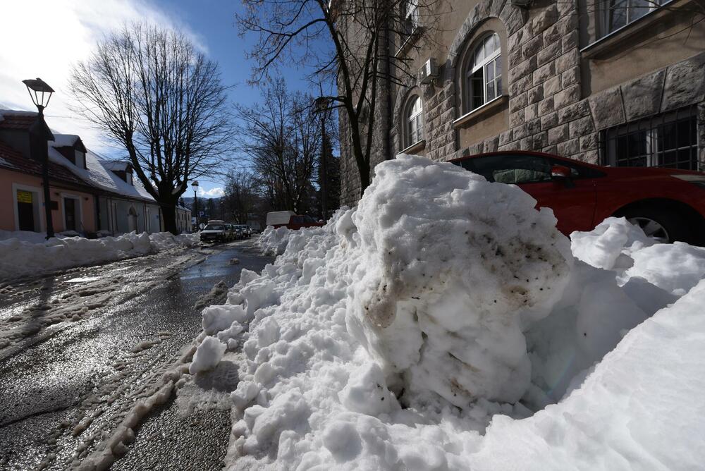 <p>Prema zvaničnim podacima visina sniježnog pokrivača na Cetinju je 33 centimetra. Mnogi Cetinjani iskoristili su sunčan dan za šetnju, a bilo je i onih koji su sa lopatama u rukama čistili prilaze kućama, ili uklanjali snijeg sa svojih automobila. U galeriji pogledajte šta je danas na Cetinju zabilježio naš fotoreporter Boris Pejović.</p>