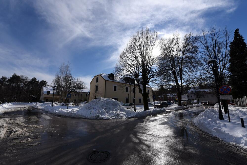 <p>Prema zvaničnim podacima visina sniježnog pokrivača na Cetinju je 33 centimetra. Mnogi Cetinjani iskoristili su sunčan dan za šetnju, a bilo je i onih koji su sa lopatama u rukama čistili prilaze kućama, ili uklanjali snijeg sa svojih automobila. U galeriji pogledajte šta je danas na Cetinju zabilježio naš fotoreporter Boris Pejović.</p>