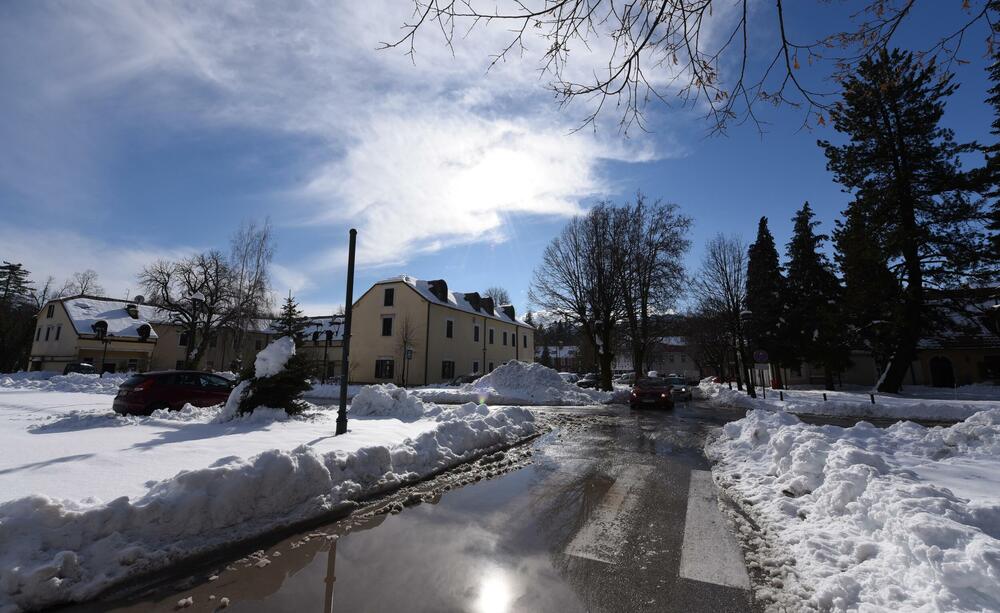 <p>Prema zvaničnim podacima visina sniježnog pokrivača na Cetinju je 33 centimetra. Mnogi Cetinjani iskoristili su sunčan dan za šetnju, a bilo je i onih koji su sa lopatama u rukama čistili prilaze kućama, ili uklanjali snijeg sa svojih automobila. U galeriji pogledajte šta je danas na Cetinju zabilježio naš fotoreporter Boris Pejović.</p>
