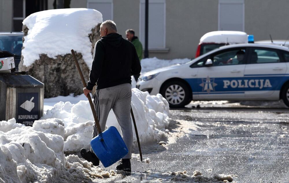 <p>Prema zvaničnim podacima visina sniježnog pokrivača na Cetinju je 33 centimetra. Mnogi Cetinjani iskoristili su sunčan dan za šetnju, a bilo je i onih koji su sa lopatama u rukama čistili prilaze kućama, ili uklanjali snijeg sa svojih automobila. U galeriji pogledajte šta je danas na Cetinju zabilježio naš fotoreporter Boris Pejović.</p>