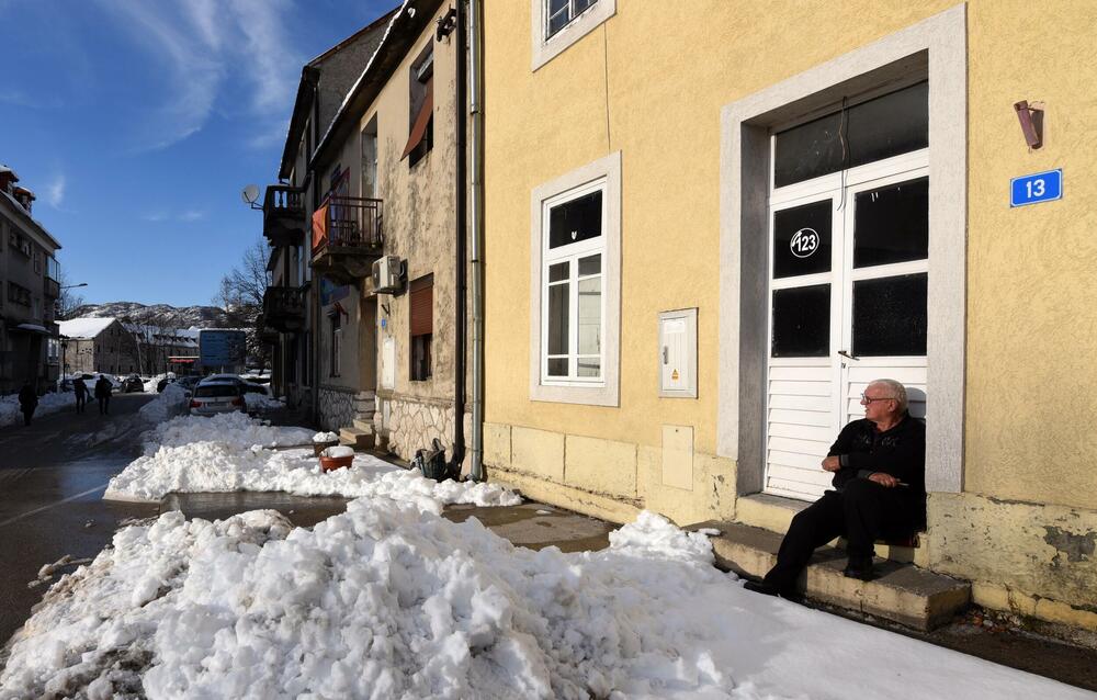 <p>Prema zvaničnim podacima visina sniježnog pokrivača na Cetinju je 33 centimetra. Mnogi Cetinjani iskoristili su sunčan dan za šetnju, a bilo je i onih koji su sa lopatama u rukama čistili prilaze kućama, ili uklanjali snijeg sa svojih automobila. U galeriji pogledajte šta je danas na Cetinju zabilježio naš fotoreporter Boris Pejović.</p>