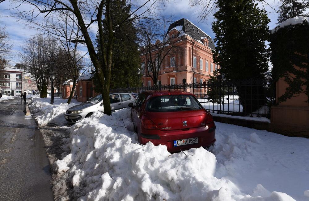 <p>Prema zvaničnim podacima visina sniježnog pokrivača na Cetinju je 33 centimetra. Mnogi Cetinjani iskoristili su sunčan dan za šetnju, a bilo je i onih koji su sa lopatama u rukama čistili prilaze kućama, ili uklanjali snijeg sa svojih automobila. U galeriji pogledajte šta je danas na Cetinju zabilježio naš fotoreporter Boris Pejović.</p>