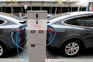 Tesla s tržišta povlači 54.000 električnih automobila