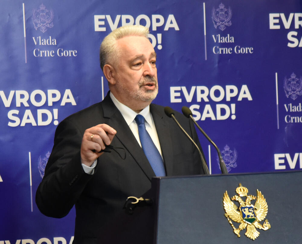 <p>Premijer kazao da Vlada nije mogla preživjeti "napad koji dolazi iznutra", i da je jedinstvo moralo da bude najveća snaga izvršne vlasti</p>