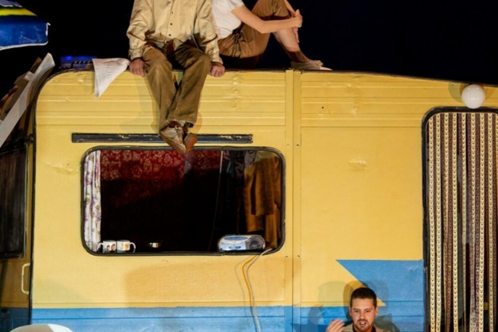 Scena iz predstave "Osvrni se u gnjevu", Foto: Miloš Zvicer