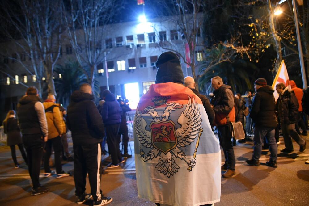 <p>U petak će biti održana vanredna sjednica Skupštine na kojoj će biti razmatrane inicijative o skraćenju mandata Skupštini i izglasavanje nepovjerenja Vladi</p>