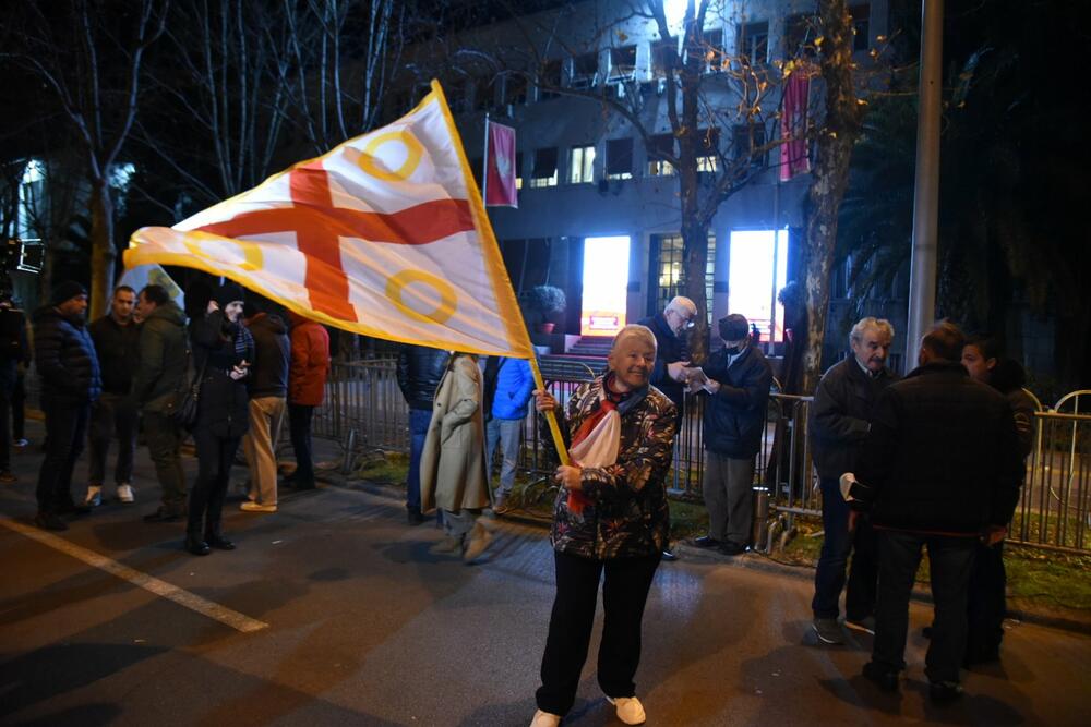 <p>U petak će biti održana vanredna sjednica Skupštine na kojoj će biti razmatrane inicijative o skraćenju mandata Skupštini i izglasavanje nepovjerenja Vladi</p>