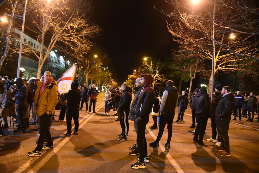 <p>U petak će biti održana vanredna sjednica Skupštine na kojoj će biti razmatrane inicijative o skraćenju mandata Skupštini i izglasavanje nepovjerenja Vladi</p>