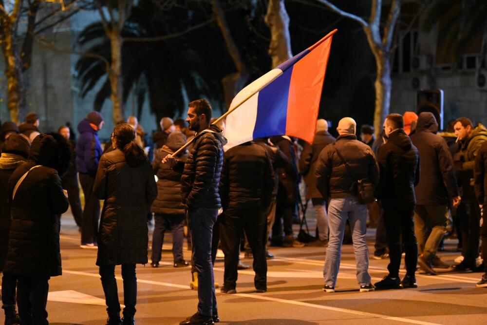 <p>U petak će biti održana vanredna sjednica Skupštine na kojoj će biti razmatrane inicijative o skraćenju mandata Skupštini i izglasavanje nepovjerenja Vladi</p>