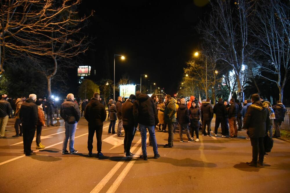<p>U petak će biti održana vanredna sjednica Skupštine na kojoj će biti razmatrane inicijative o skraćenju mandata Skupštini i izglasavanje nepovjerenja Vladi</p>