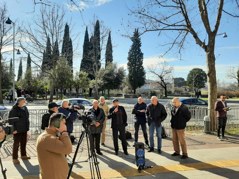 <p>"Sve ovo vrijeme osjećamo da rad parlamenta i Vlade funkcionišu kao podmetanje kukavičjih jaja jednih drugima. Takav rad je morao dovesti do ovoga", kazao je penzioner KAP-a Nikola Raković</p>