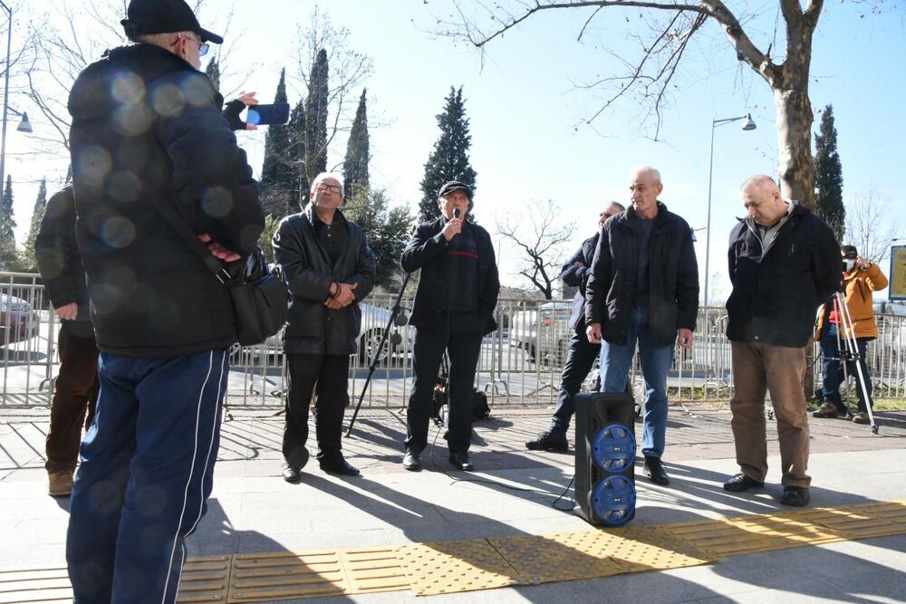 <p>"Sve ovo vrijeme osjećamo da rad parlamenta i Vlade funkcionišu kao podmetanje kukavičjih jaja jednih drugima. Takav rad je morao dovesti do ovoga", kazao je penzioner KAP-a Nikola Raković</p>